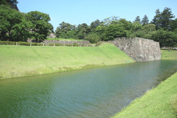 金沢城 いもり堀と鯉喉櫓台