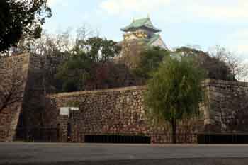 大阪城 青屋門から見た石垣と天守